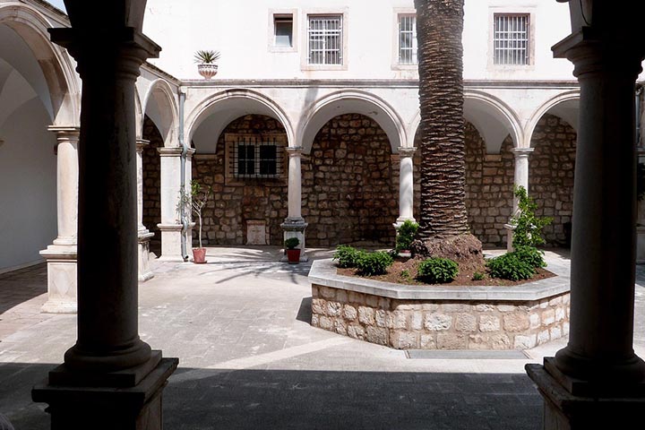 concrete floors for courtyard